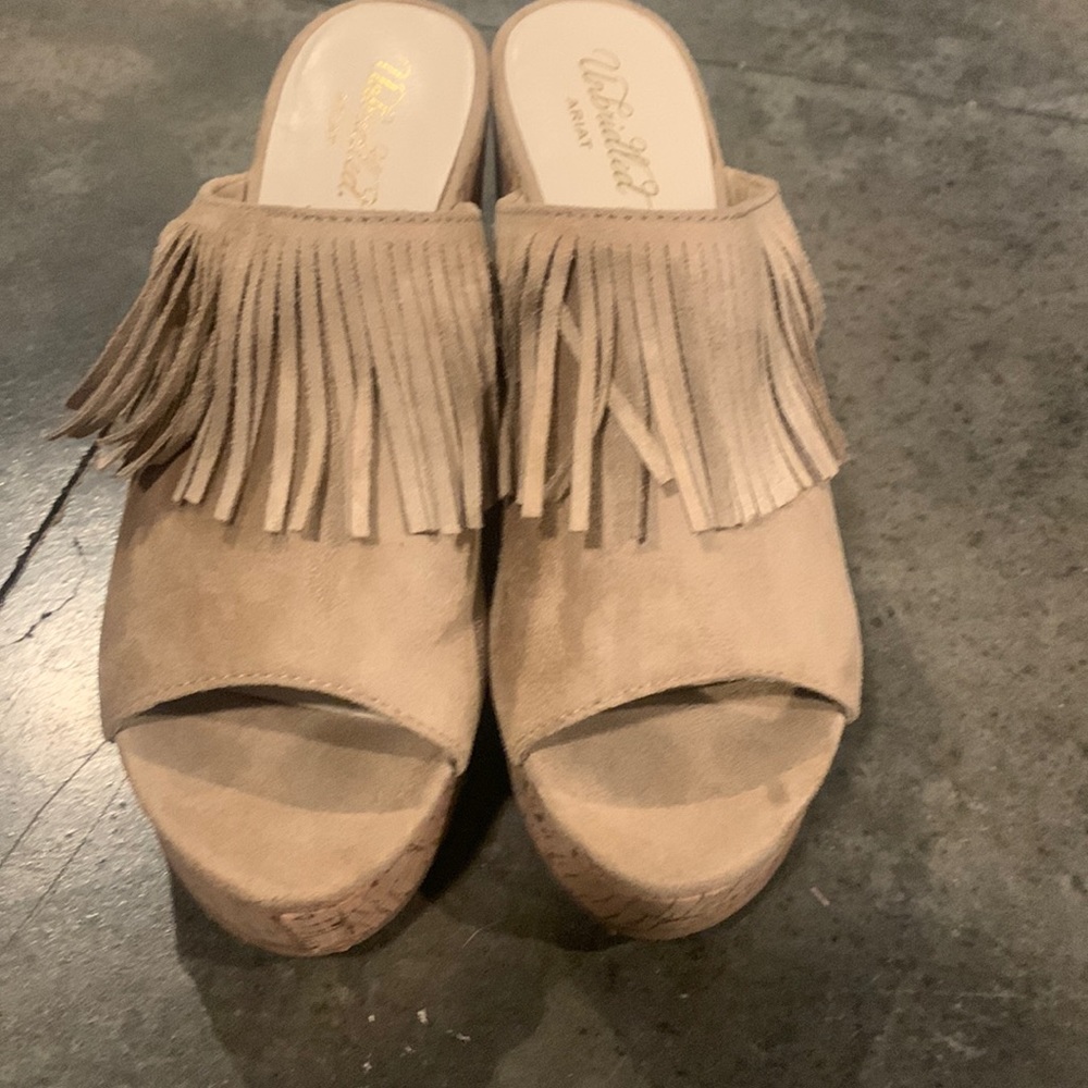 Like new Unbridled Ariat clogs/wedges